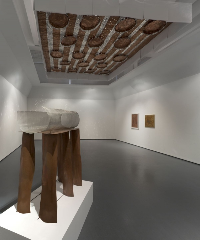 <br>Fausto Melotti, "Monumento al nulla", 1972 (a sin.); Luciano Fabro, "Enfasi (Baldacchino)", 1982 (in alto); Lucio Fontana, "Concetto Spaziale, New York Grattacielo" e "Concetto Spaziale, New York", 1962 (a destra) - Fotografia © Attilio Maranzano