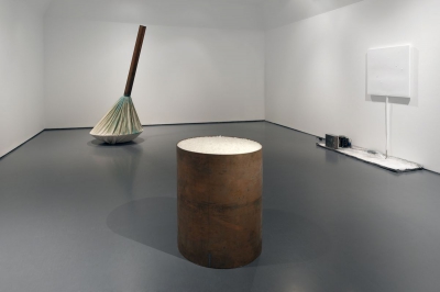 <br>Gilberto Zorio, "Senza titolo", 1968 (a sin); Meg Webster, "Copper containing salt", 1990 (al centro); Pier Paolo Calzolari, "Omaggio a Fontana", 1988 (a destra) - Fotografia © Attilio Maranzano