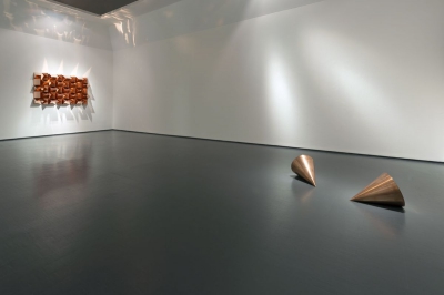<br>Laurent Grasso, "Anechoic Wall (B)", 2010 (sin); Roni Horn, "Pair Object VI", 1989 (destra) - Fotografia © Attilio Maranzano