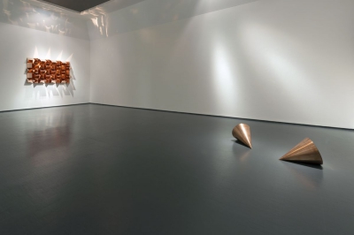 <br>Laurent Grasso, "Anechoic Wall (B)", 2010 (left); Roni Horn, "Pair Object VI", 1989 (right) - Photograph © Attilio Maranzano