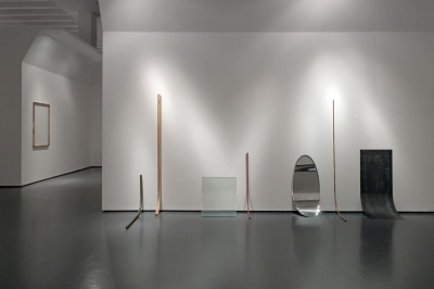 <br>Nina Canell, "Slight Heat of the Eyelid", 2013 (background left); Alicja Kwade, "Andere Bedingung (Aggregatzustand)", 2009 (foreground) - Photograph © Attilio Maranzano